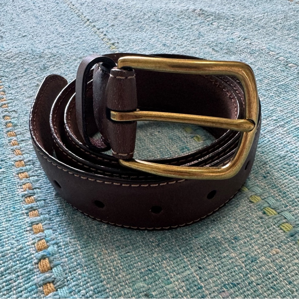 Stylish Fossil men’s belt fits size 32-34 waist